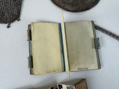 Dans un coffret : 
- flacon en métal et pierres...