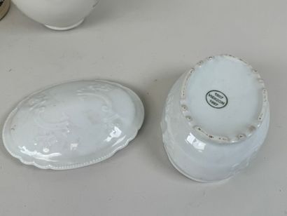 Lot comprenant une bonbonnière en porcelaine...