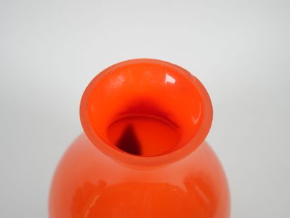 Ensemble de trois vases à panse globulaire...