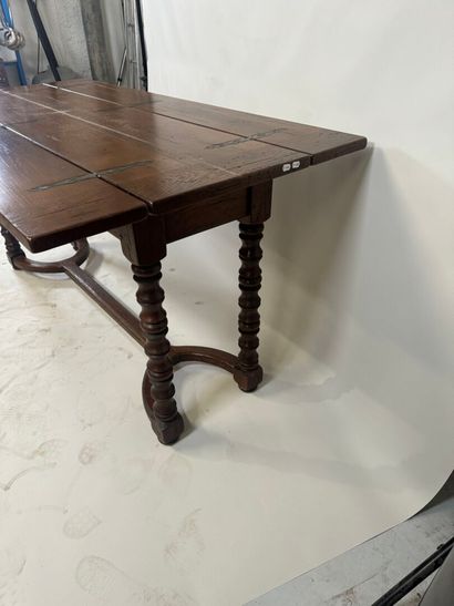 Table console en bois mouluré à plateaux...