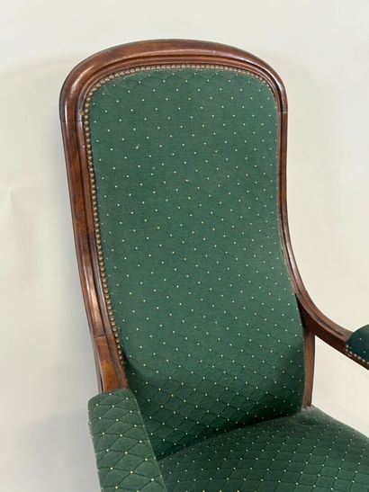Fauteuil en bois mouluré, la garniture en...