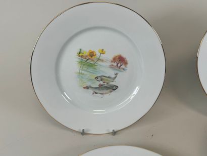Partie de service de table en porcelaine...