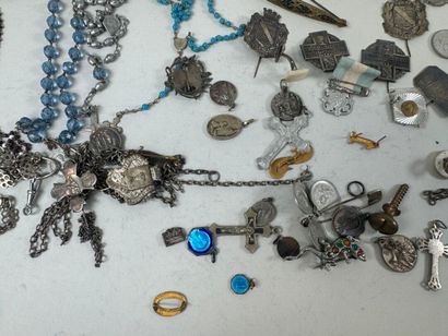 Lot of medals, brooches, religious pendants...