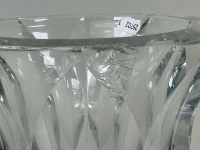 SAINT LOUIS.
Modèle D'ARTAGNAN.
Vase en cristal...