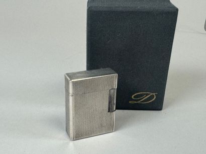 S.T DUPONT.
Briquet en métal argenté guilloché.
4,5...