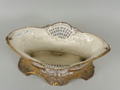 WIEN -TEPLITZ.
Jardinière en porcelaine ajourée...