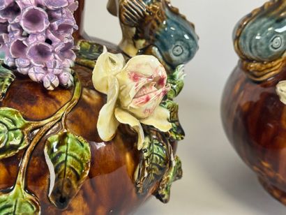 Paire de vases en faïence polychrome en relief...