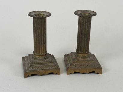 Paire de petits bougeoirs en bronze doré.
Style...
