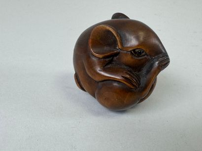 JAPON, XXe.
Netsuké en bois sculpté figurant...