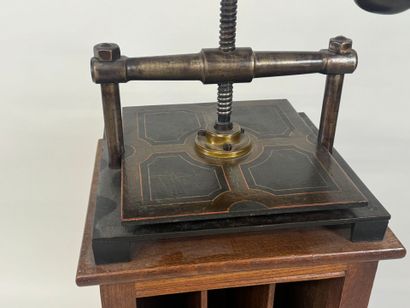 Cast-iron press.
Presented on its compartmentalized...