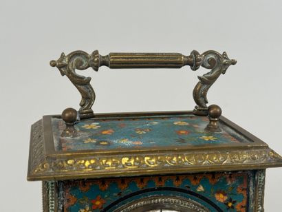 JAPY Frères.
Pendulette en laiton à décor...