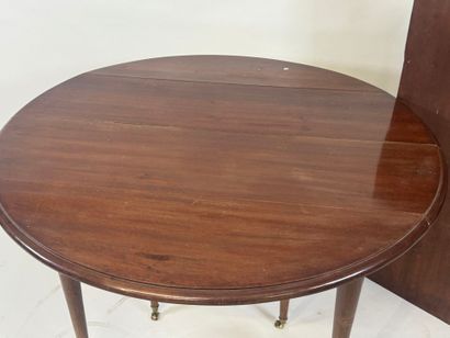 Six-legged circular table in molded mahogany.
H....