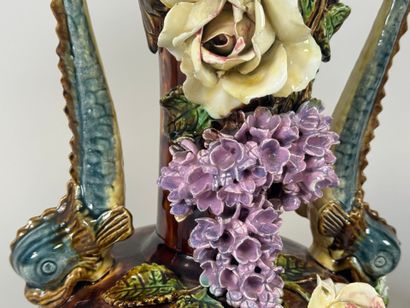 Paire de vases en faïence polychrome en relief...