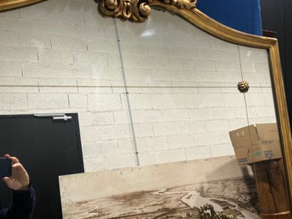 Très important miroir en bois et stuc doré...