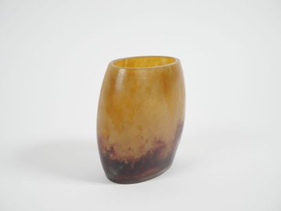 DAUM NANCY.
Vase en verre marmoréen dans...