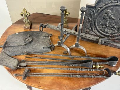 Lot including :
- cast-iron fireback decorated...