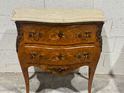 Wood and veneer chest of drawers opening...