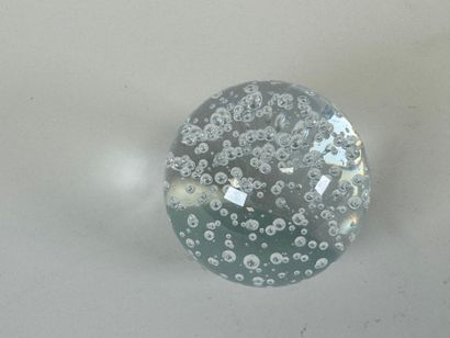 Boule sulfure en verre à décor bullé.
D....