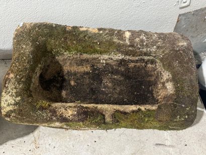 Stone trough with overflow.
32 x 72 x 35...
