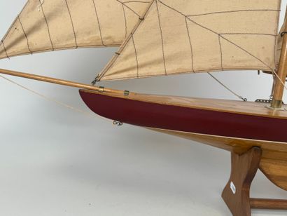 Maquette de bateau voilier en bois polychrome...