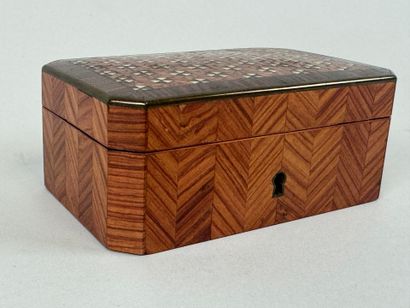 Small jewelry box in veneer with cube décor...