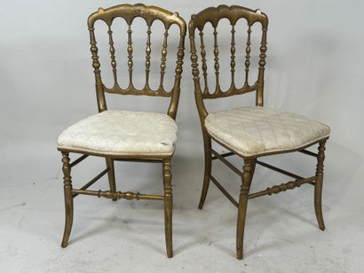Pair of chairs in molded and gilded wood.
85...