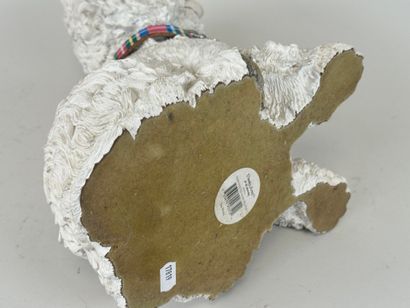 Chien en résine.
32 x 24 x 16 cm.