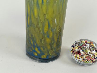 Vase tubulaire en verre coloré à décor de...