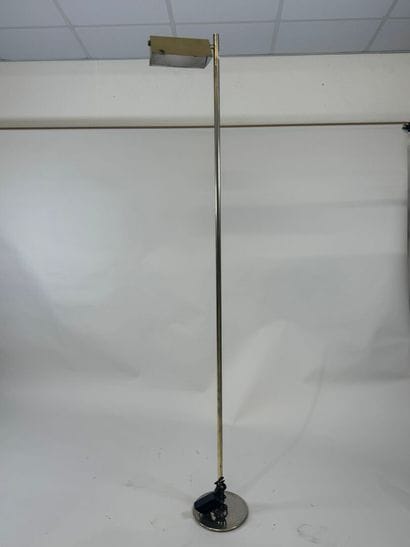 Large brass floor lamp.
H. 187 cm.
(wear,...