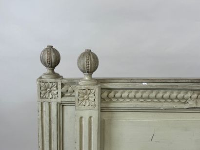 Lacquered and molded wood bed with knot decoration.
Louis...
