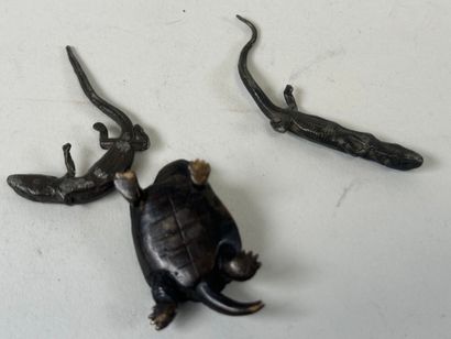 Trois petits sujets en bronze et métal patiné...
