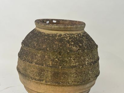 Large earthenware jar.
H. 59 cm.