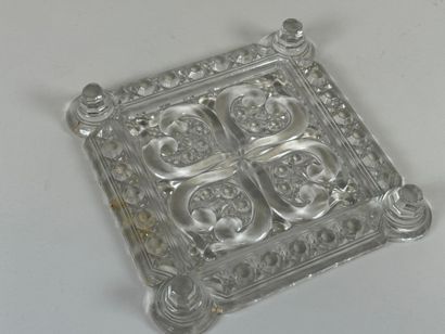 BACCARAT.
Dessous de plat en verre moulé...