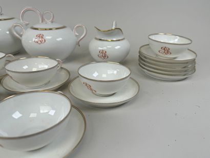 Partie de service à café en porcelaine blanche...