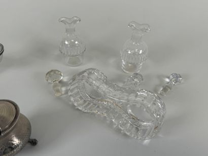 Ensemble de table comprenant :
- un moutardier...