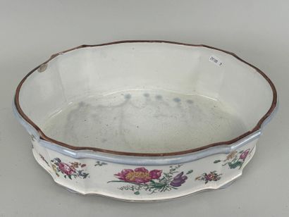 GIEN.
Polychrome earthenware planter decorated...