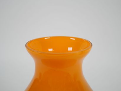 Ensemble de trois vases à panse globulaire...