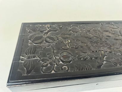 Grande coffret en ébène sculpté de papillons...