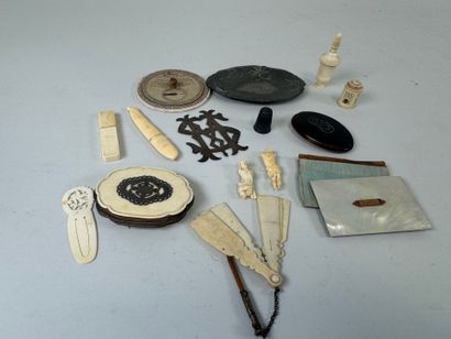 Important lot d'objets de vitrine dont deux...