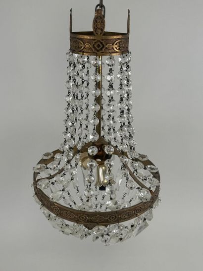 Petit lustre suspension en laiton et pampilles...
