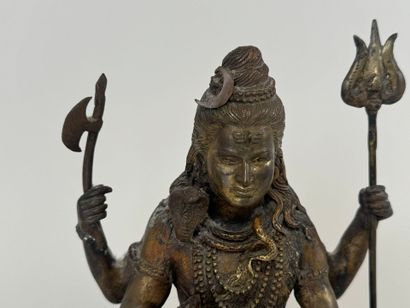 INDIA, 20th century.
Shiva in patinated bronze.
23...
