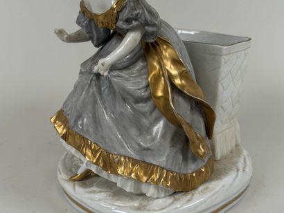 CAPO DI MONTE.
Femme au panier.
Sujet en...