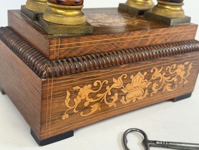 Pendule portique en placage de palissandre...