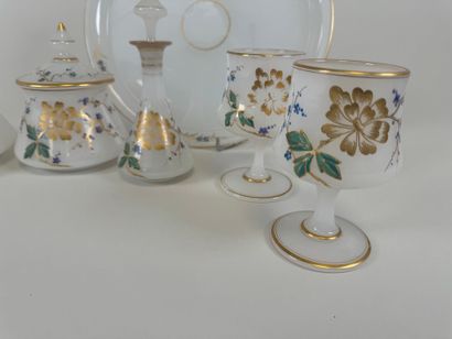 Tête à tête en verre opalin à décor émaillé...