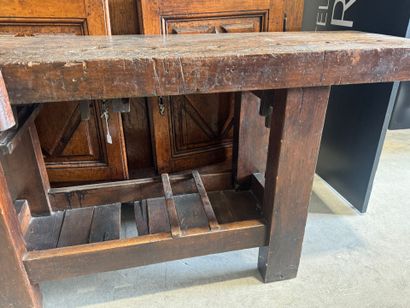 Large wooden workbench with vice.
82 x 176...