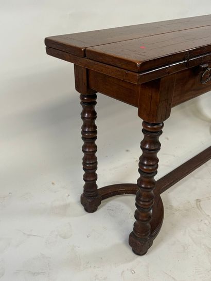 Table console en bois mouluré à plateaux...