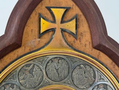 Cadre en métal, cuivre et laiton figurant...