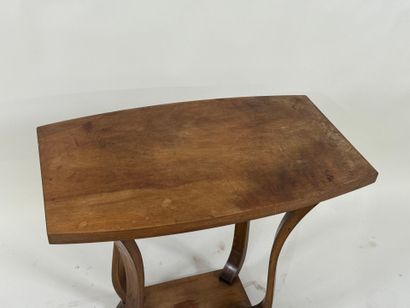 Petite table en bois mouluré.
De style 1930.
64...