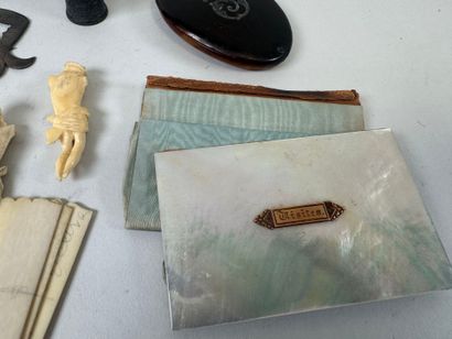 Important lot d'objets de vitrine dont deux...