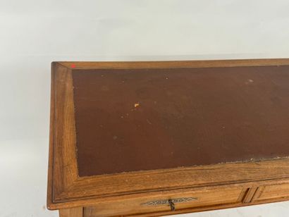 Petit bureau plat en bois mouluré ouvrant...